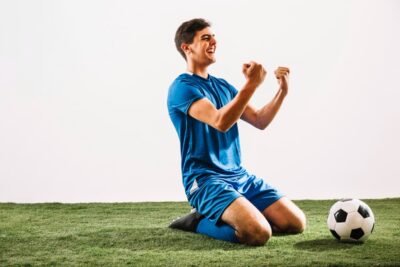 Cómo crear un outfit moderno con playera de fútbol para hombre