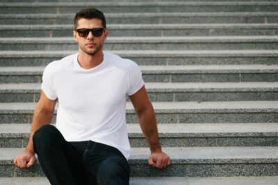 Ideas de outfits modernos con playera blanca para hombre