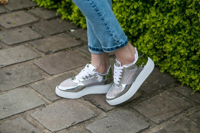 calzado019pg Outfits con tenis grises para mujer